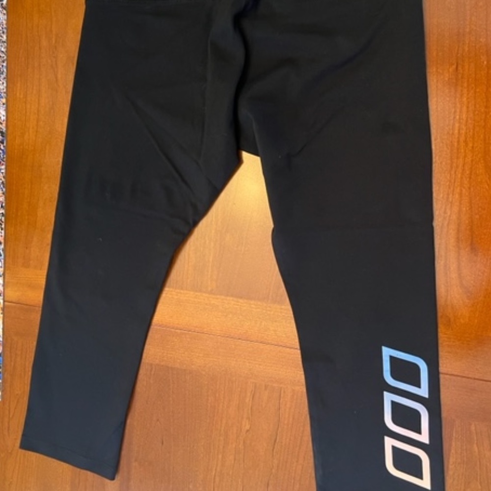 LORNA JANE Crop Legging Size M